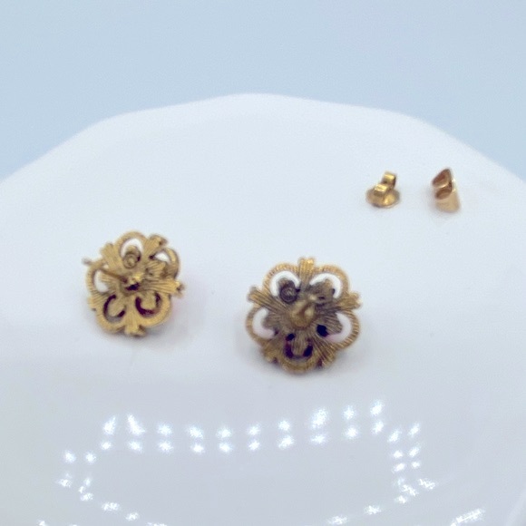 Vintage Signed ART Gold Tone Filigree With Pink Enamel Flowers Dainty Earrings - Picture 6 of 7